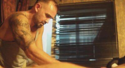 Professional male massage therapist in Istanbul performing deep tissue massage in a relaxing environment